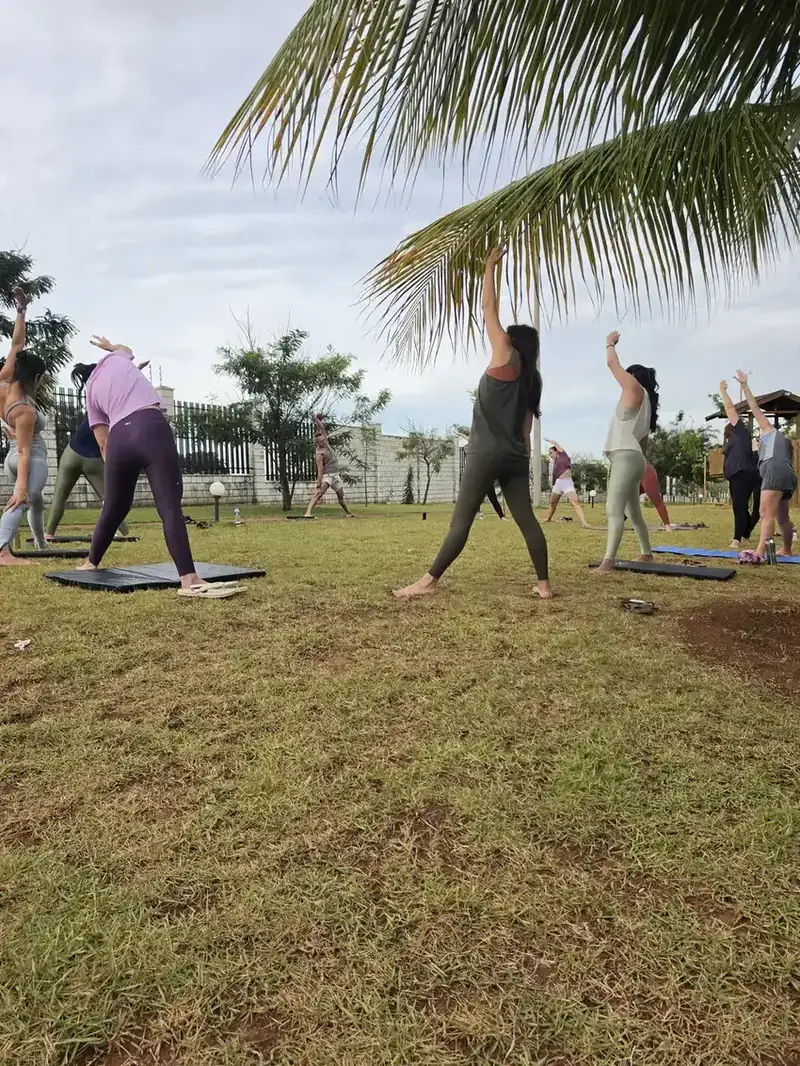 Aula de yoga ao ar livre em Uberlândia conduzida por Valeriano Carvalho