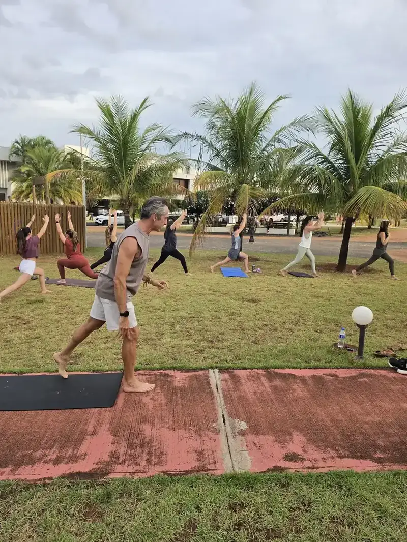 Aula de yoga em grupo ao ar livre em Uberlândia