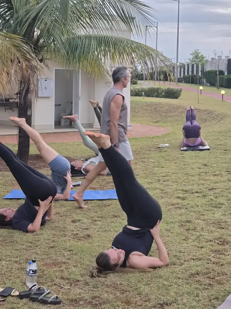 Grupo em postura invertida durante aula ao ar livre em Uberlândia