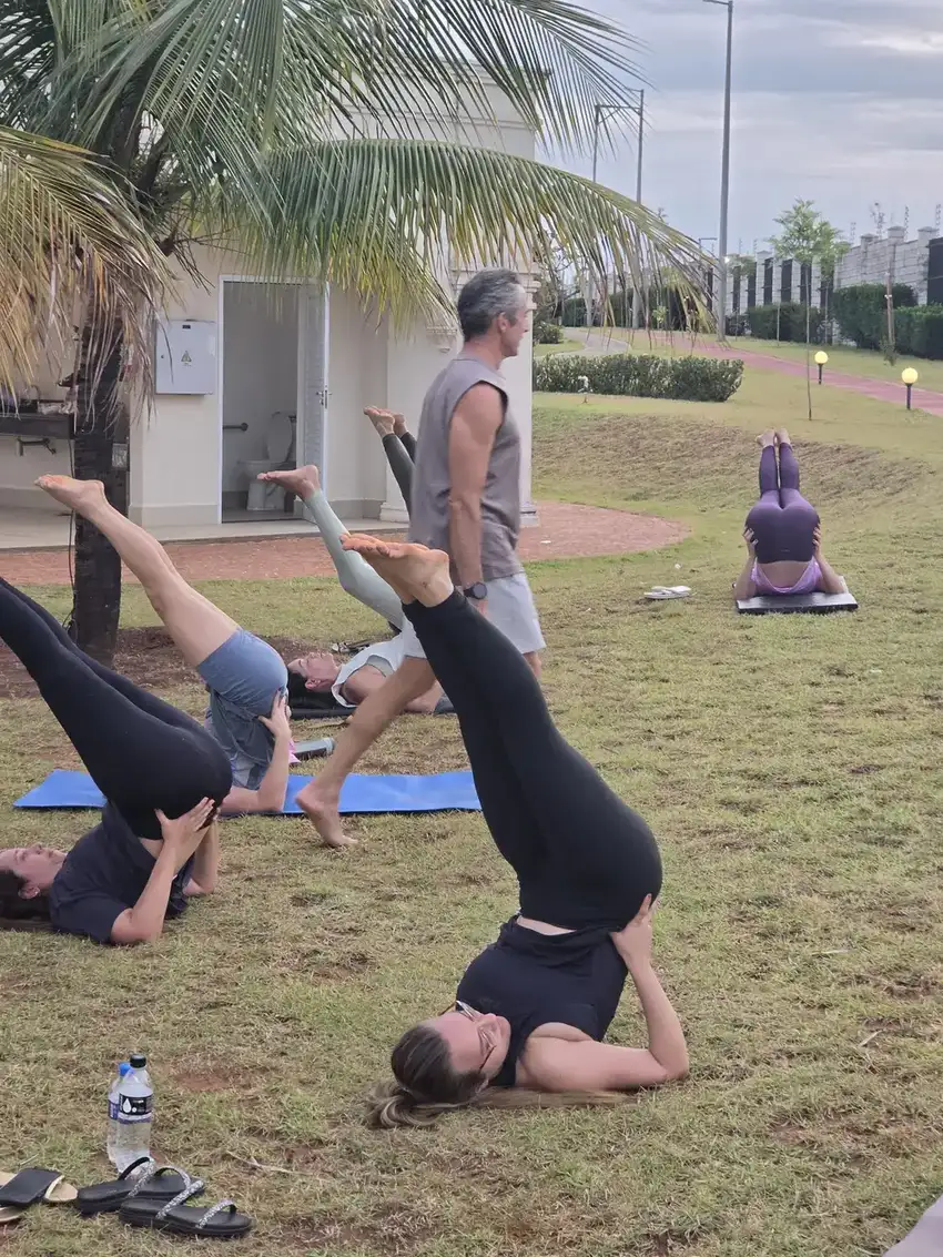 Grupo em postura invertida durante aula ao ar livre em Uberlândia