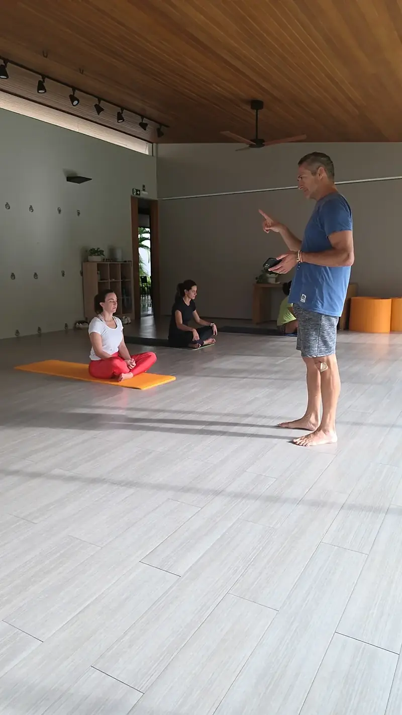 Valeriano Carvalho orientando meditação em estúdio em Uberlândia