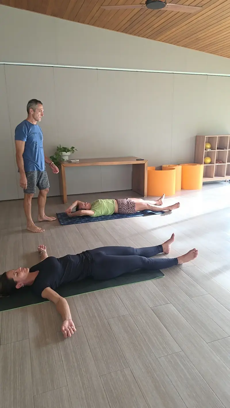 Relaxamento final em aula de yoga em Uberlândia