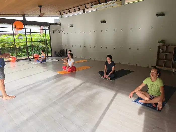 Grupo em meditação e prática de respiração consciente em Uberlândia