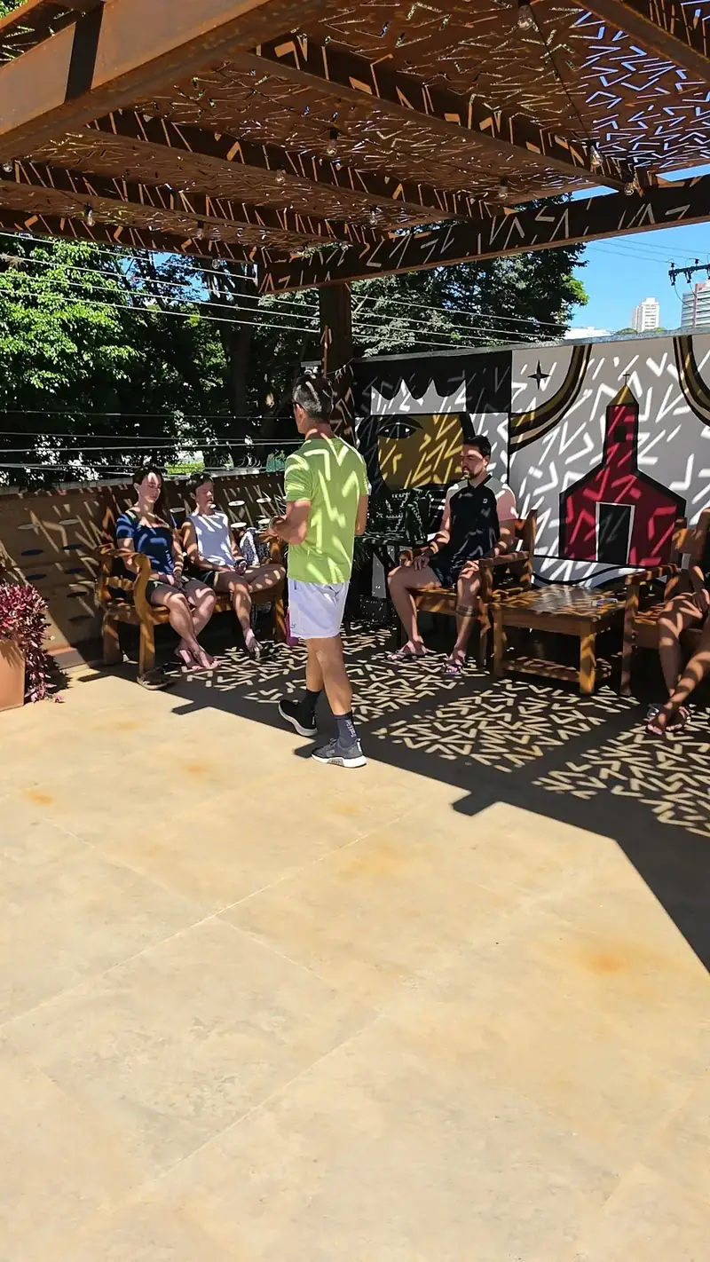 Valeriano Carvalho orientando grupo antes da imersão no gelo em Uberlândia