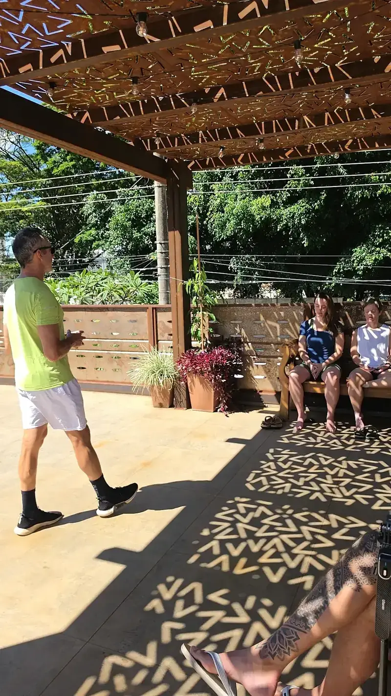 Valeriano Carvalho orientando participantes na vivência de gelo em Uberlândia