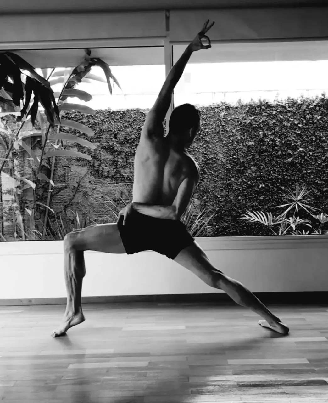 Valeriano Carvalho em postura de guerreiro durante prática de yoga em Uberlândia