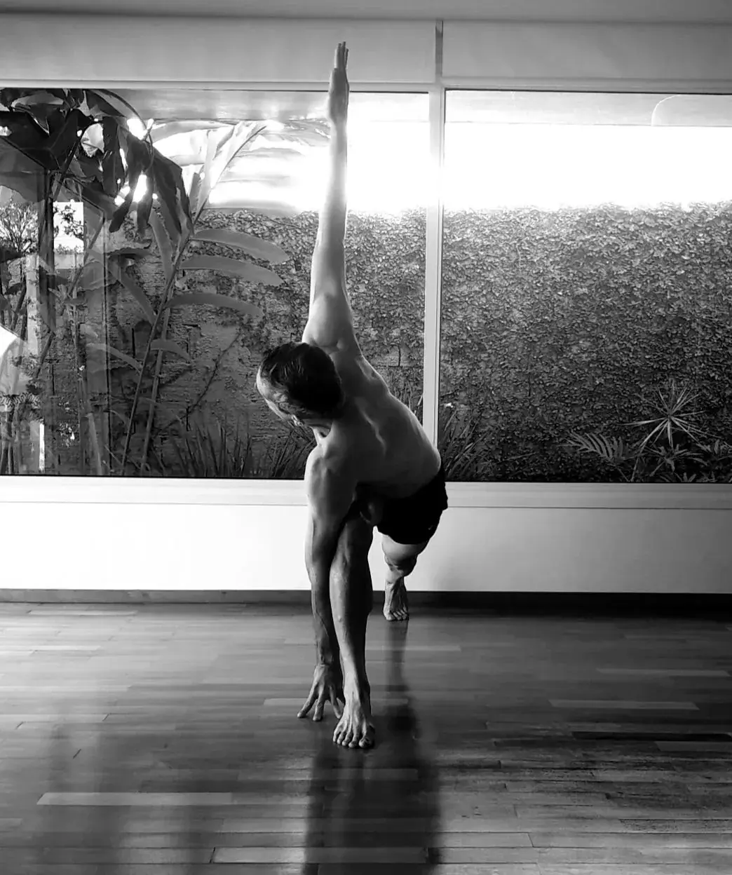 Valeriano Carvalho em prática de yoga em estúdio em Uberlândia
