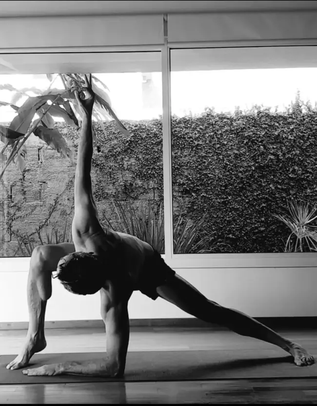 Valeriano Carvalho em postura do portão, prática de yoga em Uberlândia