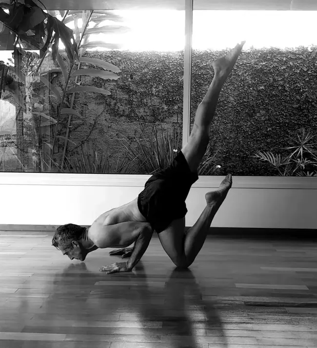 Valeriano Carvalho em equilíbrio avançado de yoga em Uberlândia
