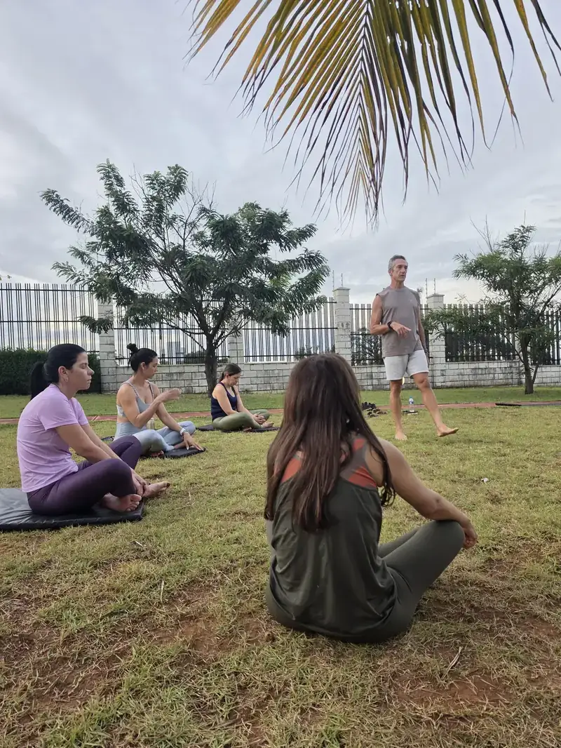 Valeriano Carvalho conduzindo aula de yoga ao ar livre em Uberlândia